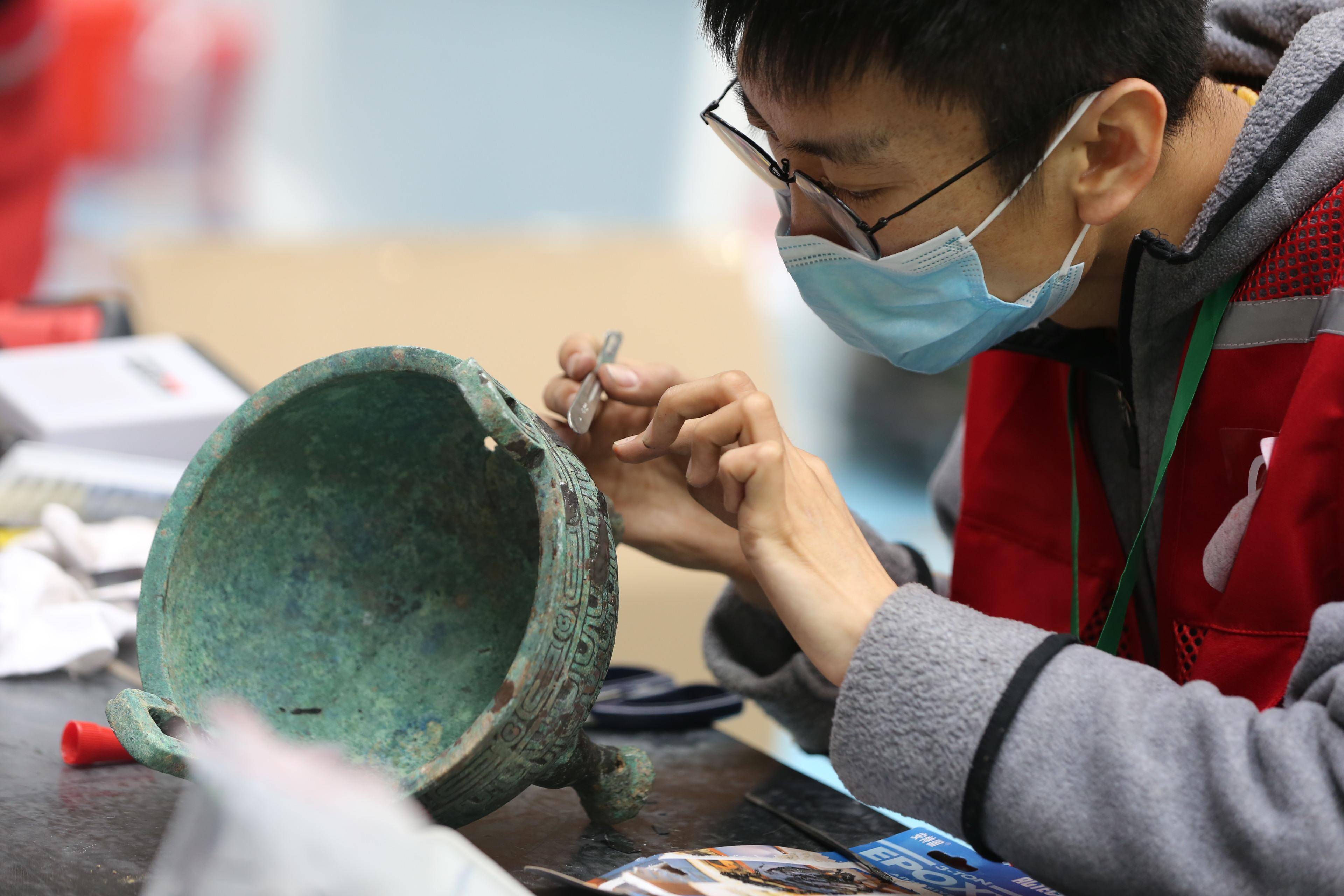 图话丨"遗址上拆盲盒""陶瓷科医生做手术""价值连城的考题"…文物修复