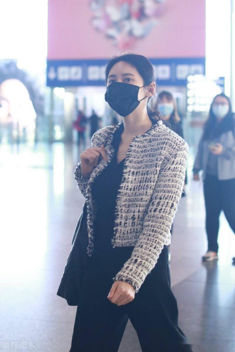 街拍:秋瓷炫黑色套装搭配花呢外套修身时尚_北京_机场