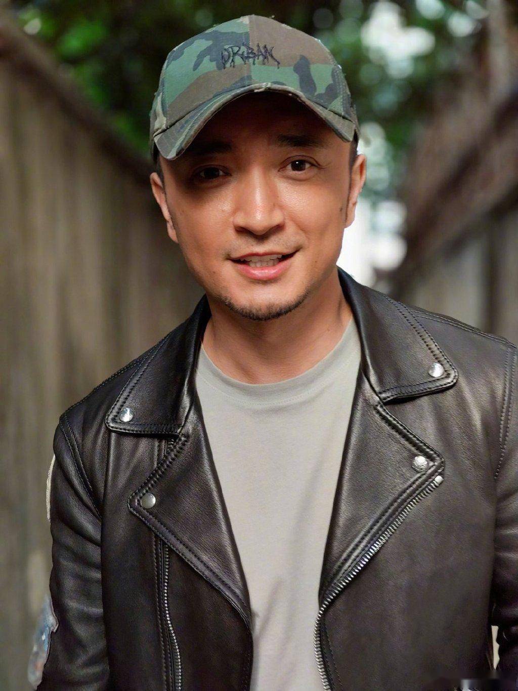 上海武康路街头偶遇央视主持!尼格买提骑单车压马路好惬意