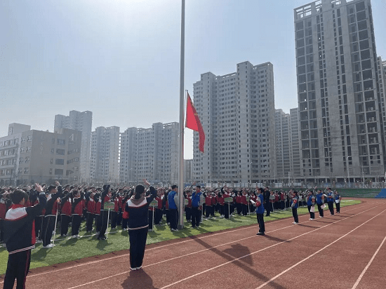 鲁网3月28日讯为弘扬勤俭节约的中华民族传统美德,3月27日,临沂六中