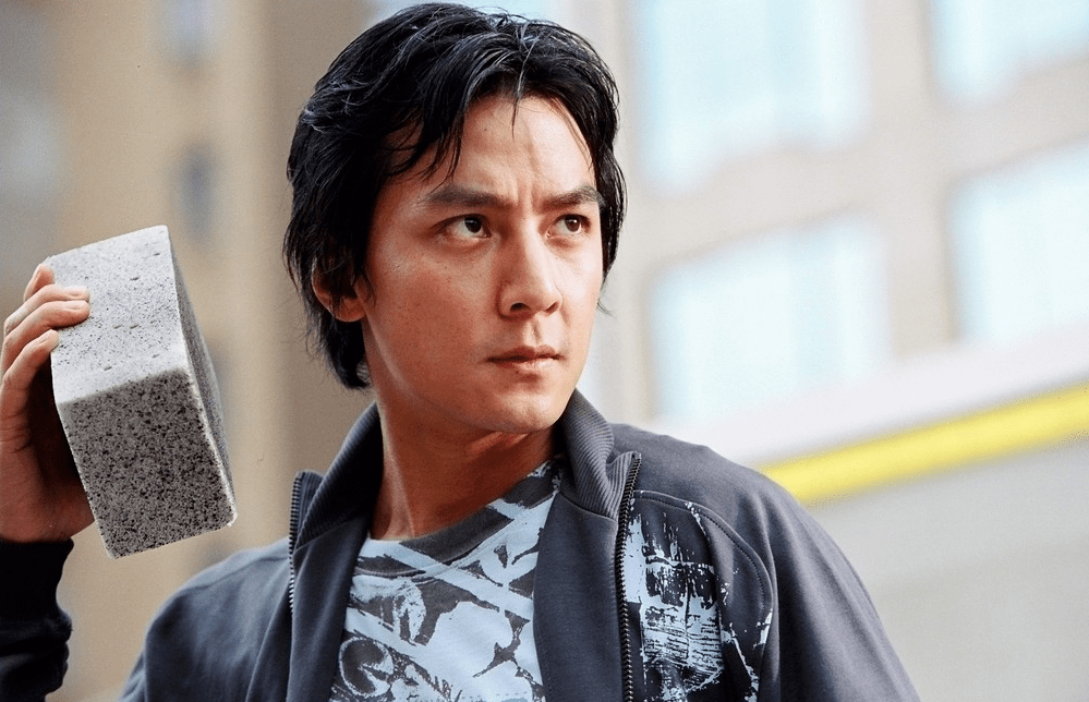 吴彦祖在留言中呼吁任何看到贼人绿色车的人拍下车牌,并传给他.