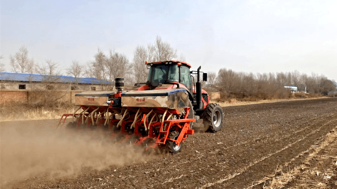 乌兰浩特市顺源农机"硬核"助力春耕生产_农牧_播种机_正在进行