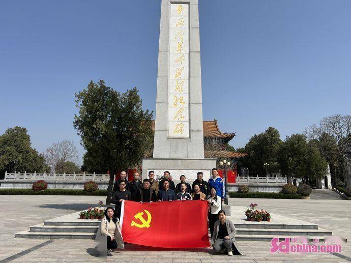 通讯员 袁建喜 赵飞) 3月27日上午,曹县中医院在鲁西南烈士陵园组织