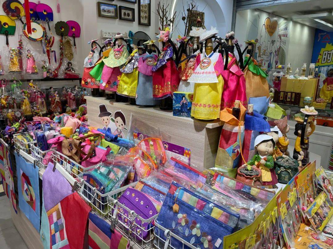 延吉女人世界时尚购物广场有限公司董事长王晓平从事服装行业30多年.