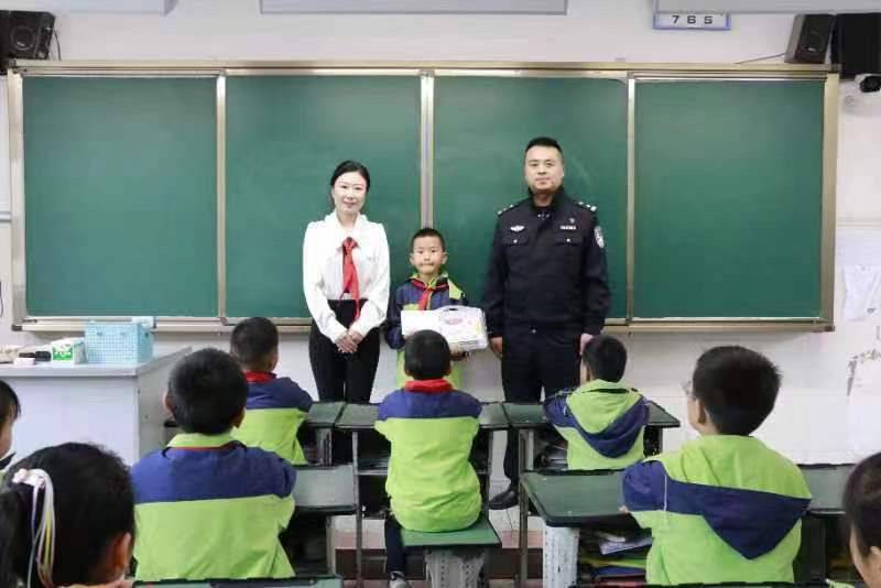 四川荣县一小学生救助受伤国家保护动物 民警到学校给他发奖品 