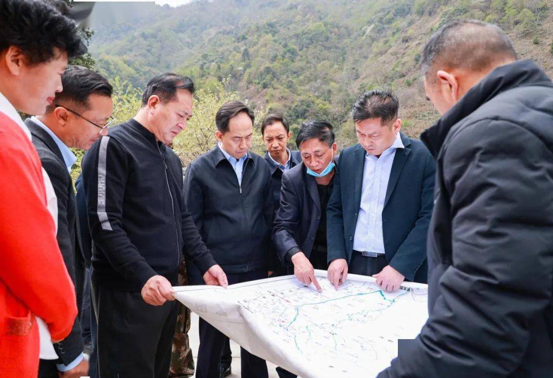 洪维智在片马镇调研时强调:主动服务和融入对外开放新格局 培育壮大