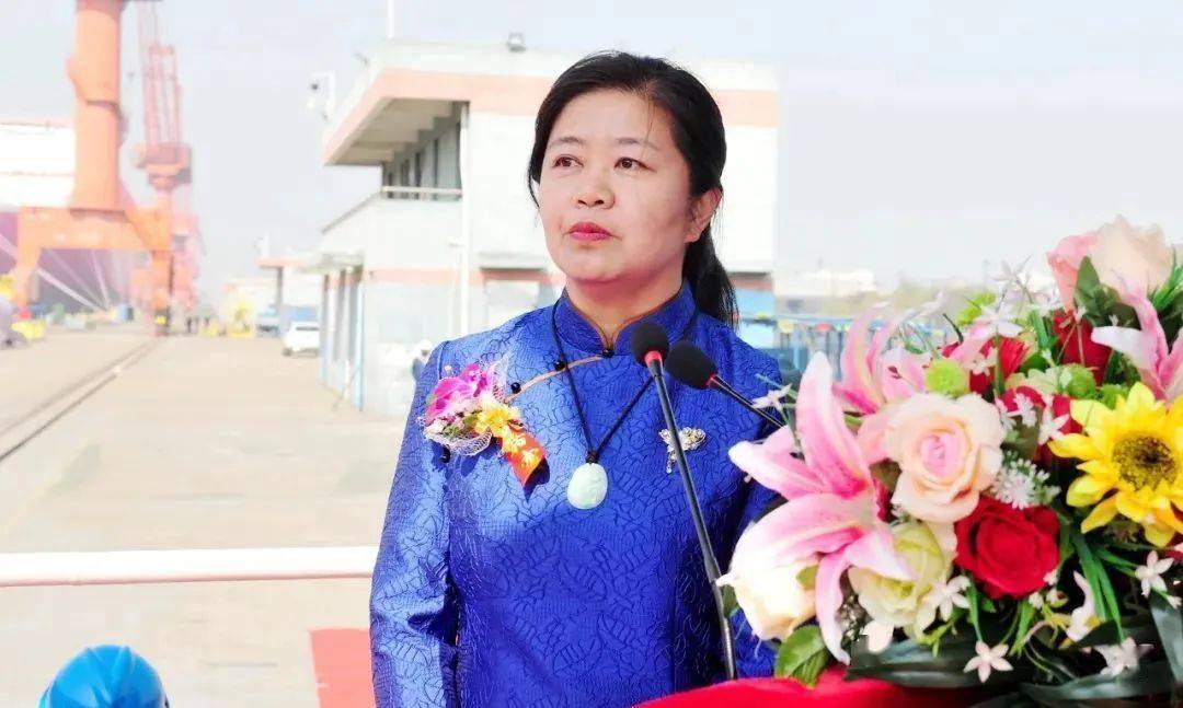 命名祈福▼▼·贾军玲女士将新船命名为"a kobe"(神户)轮,并为新船砍