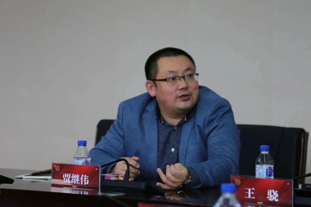 在交流发言中,班主任代表贾继伟,王骁,刘大艳分别结