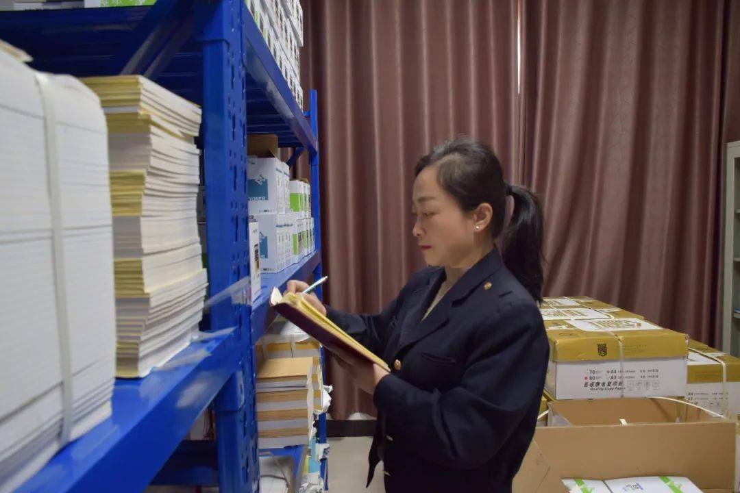 不厌其烦的确认料单库存，结合统筹每月耗材情况，对车间用料情况提出合理化建议。