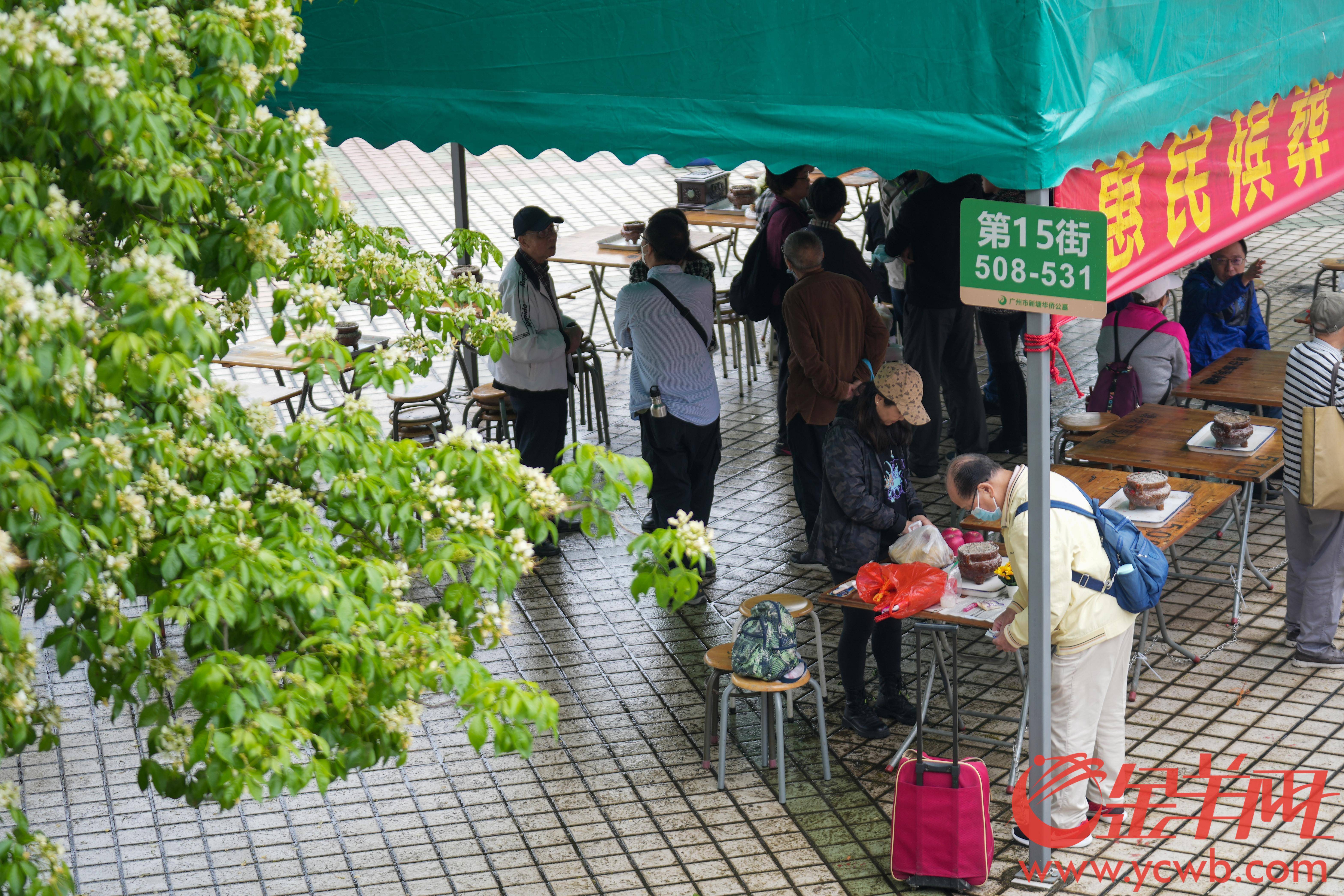 【视频】清明前的周六：广州3.59万人次错峰祭扫，市民承认“预约造”