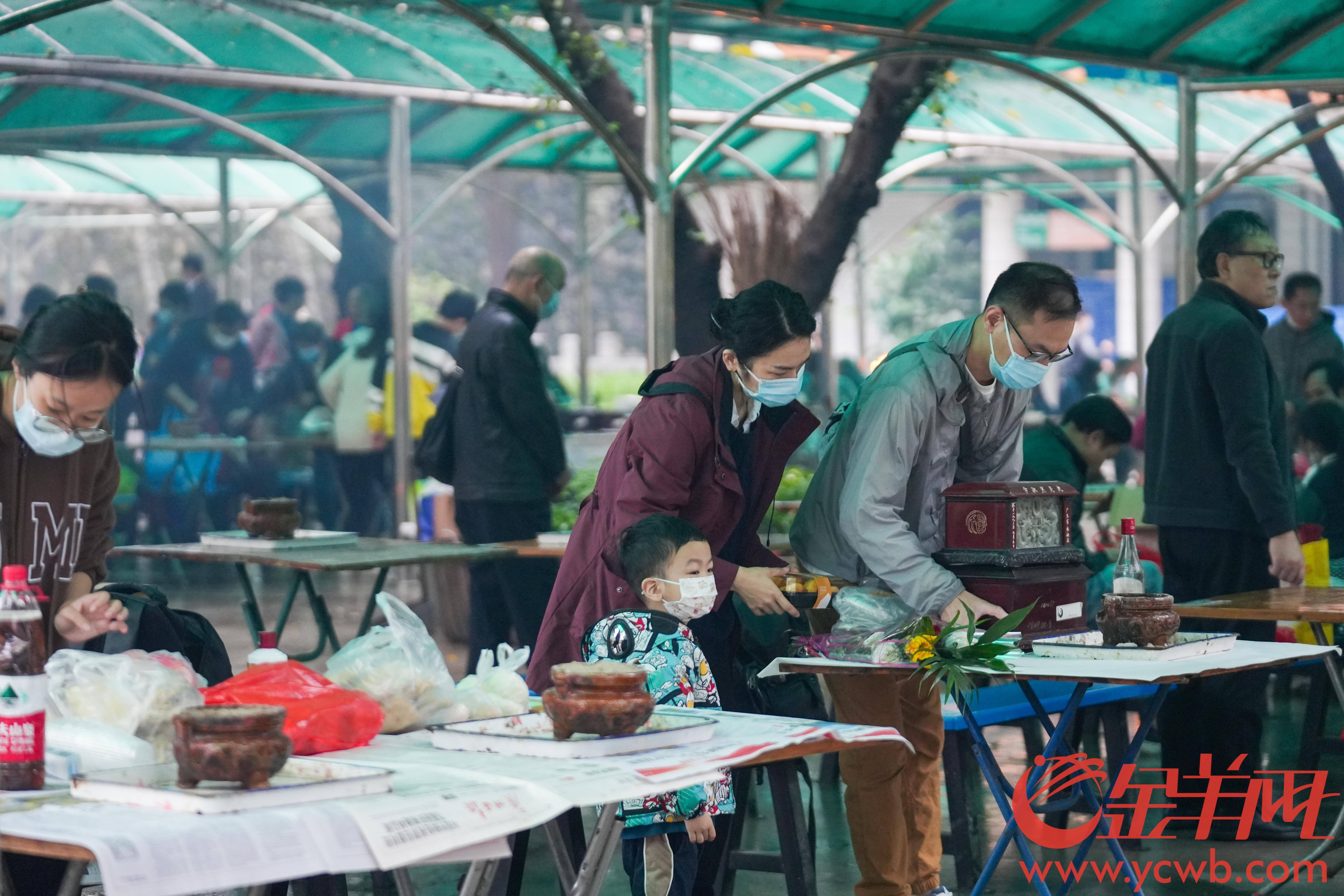 【视频】清明前的周六：广州3.59万人次错峰祭扫，市民承认“预约造”