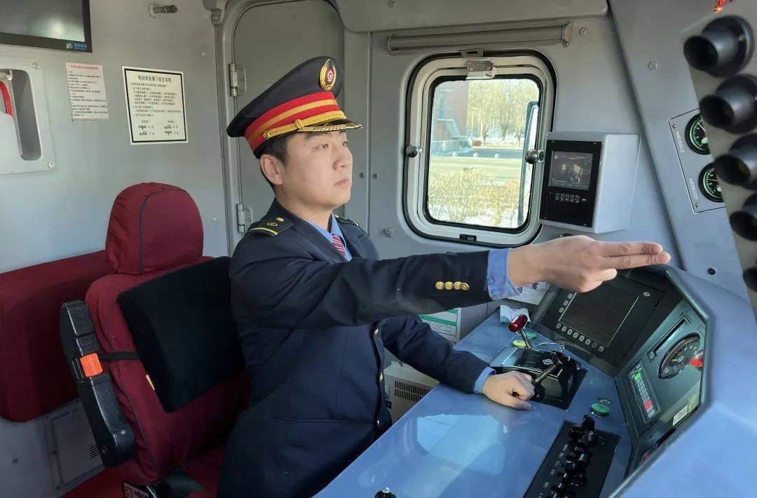新时代·铁路榜样丨纪鹏:"铁牛"奔驰当先行_机车组_哈尔滨_青年
