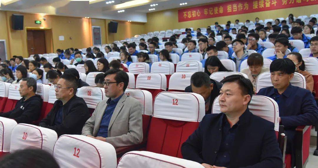 这次活动由学校副校长王传华主持,我校语文教师及部分学生共300余人