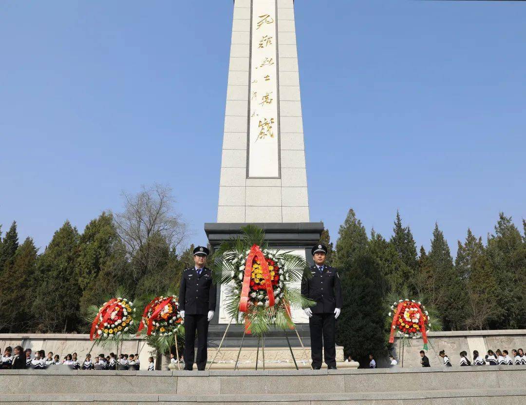 黨員代表向烈士紀念碑敬獻花圈,全體黨員表情肅穆,默哀沉思,並在黨旗