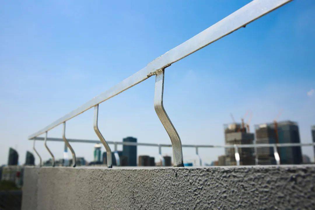 在屋面设备层,避雷带扁钢搭接符合规范要求,造型与墙外沿平齐,充分