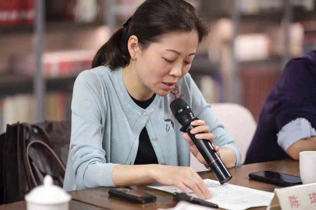 深圳画院学术部研究专员 陈琦这个展览是对魏老师60多年来从事版画