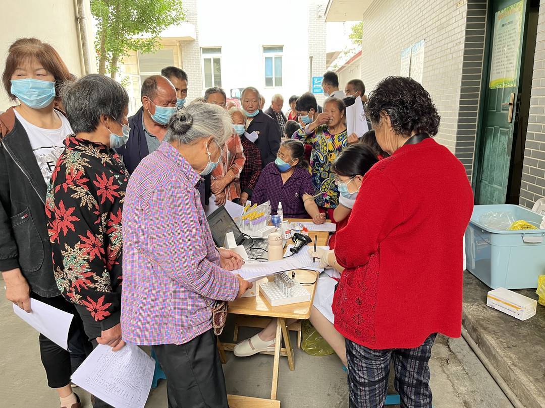 我中心组织医务人员,村医,家医团队成员,带上健康体检设备物资进社区