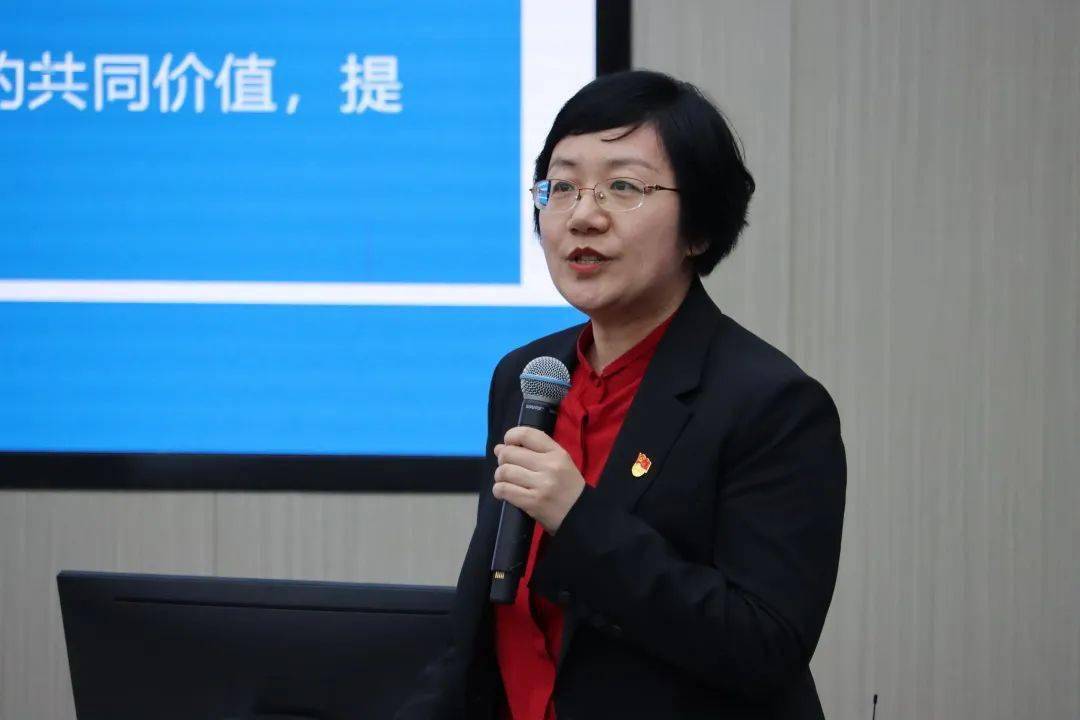 校党委书记姜锋与高健,吴瑛两位教授在松江校区共同授课.