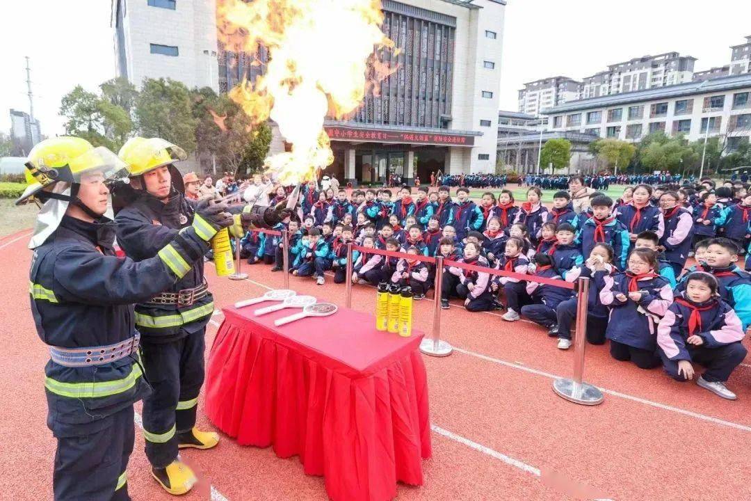 技能,近日,盐城市串场河小学三年级部邀请盐城市消防救援支队的消防员