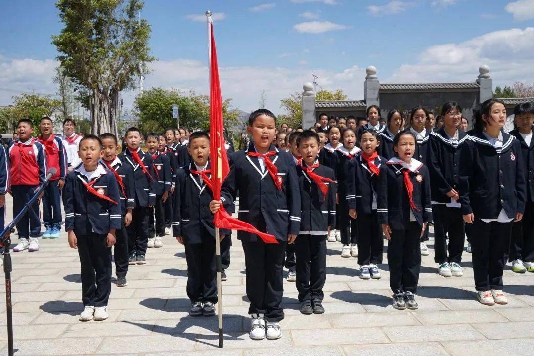 少先队员献唱下关三中团员代表领学英烈事迹.