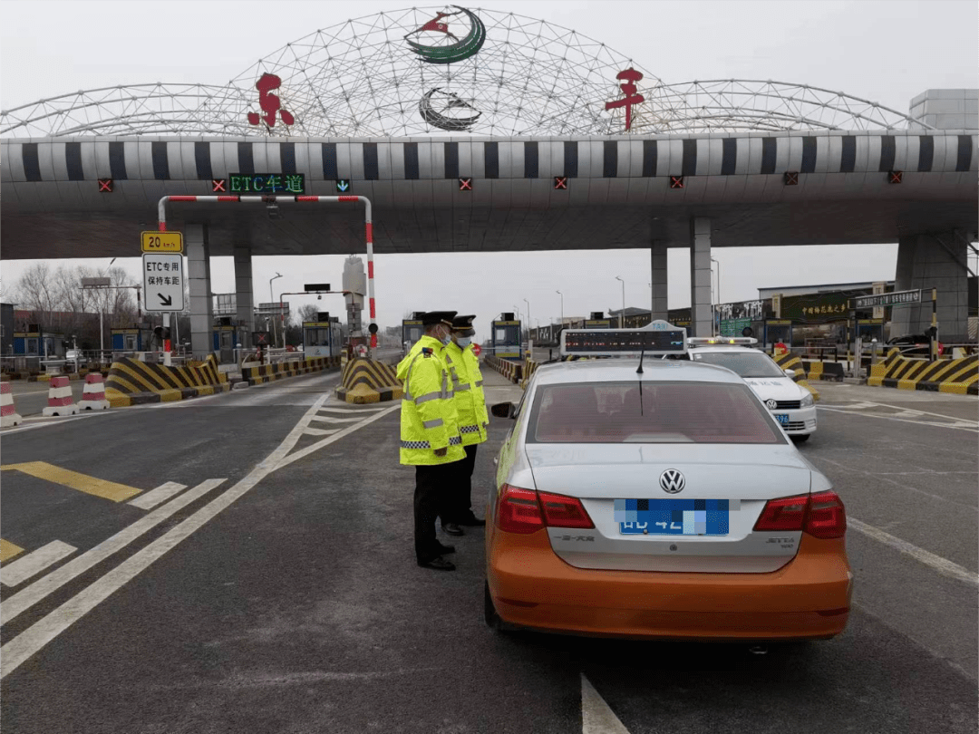 余台,执法人员通过"排查锁定,系统跟踪,联合围堵"的方式在东丰收费站