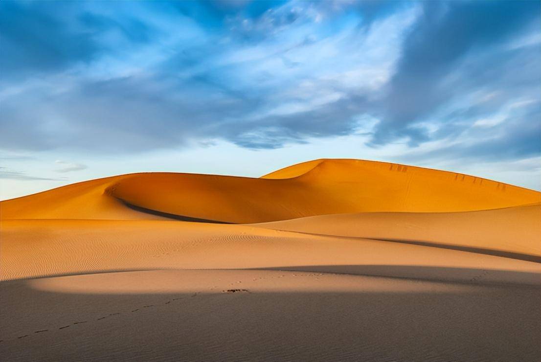 奇峰,鸣沙,湖泊,神泉,寺庙堪称巴丹吉林"五绝".