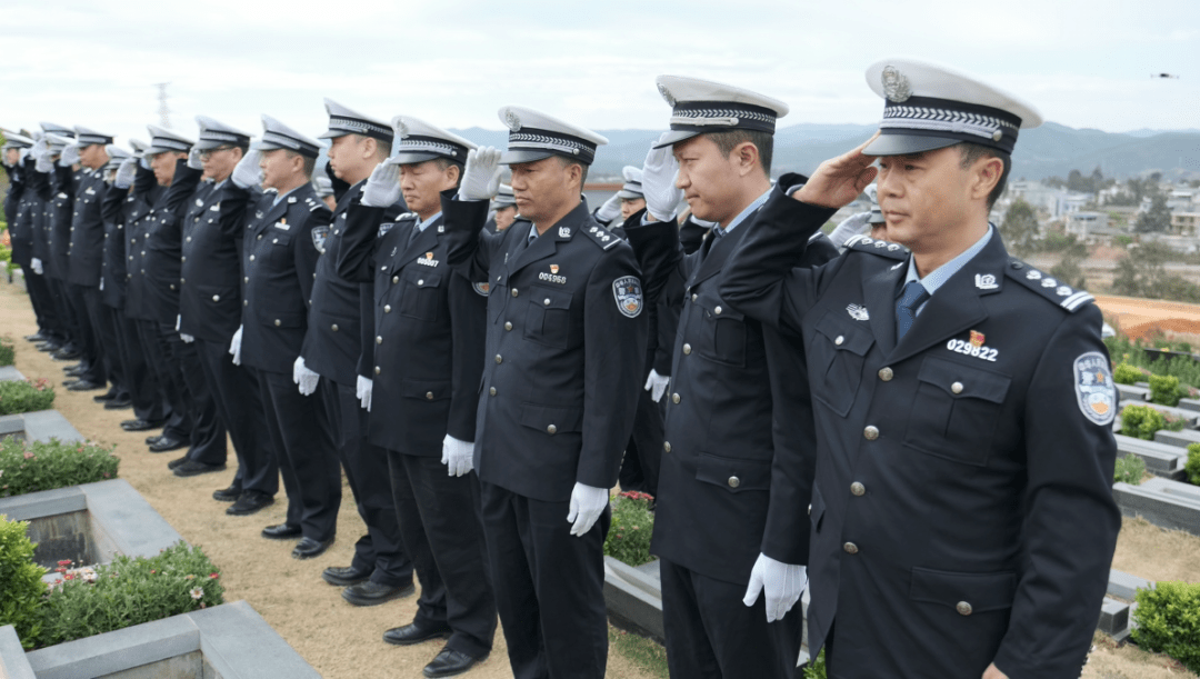 云南交警夏绍能:44岁的他,生命永远定格在这条路上_人民_高速公路