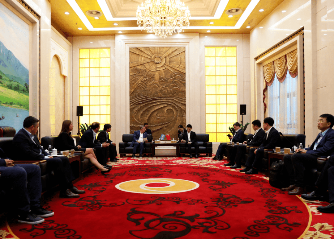 县委书记王波,副县长穆春辉,紫金矿业总裁邹来昌等出席见面会.