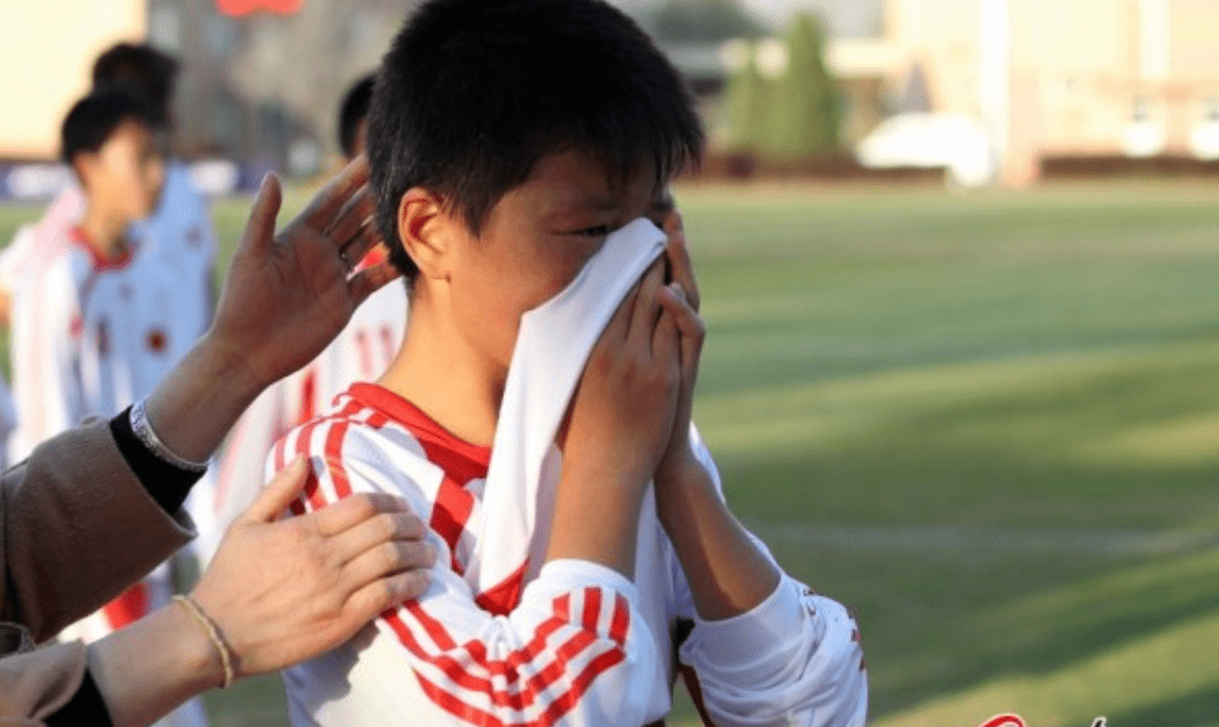 而芳芳马上跟他的班主任报警了,警察来了之后带着吴子浩到医院里面去