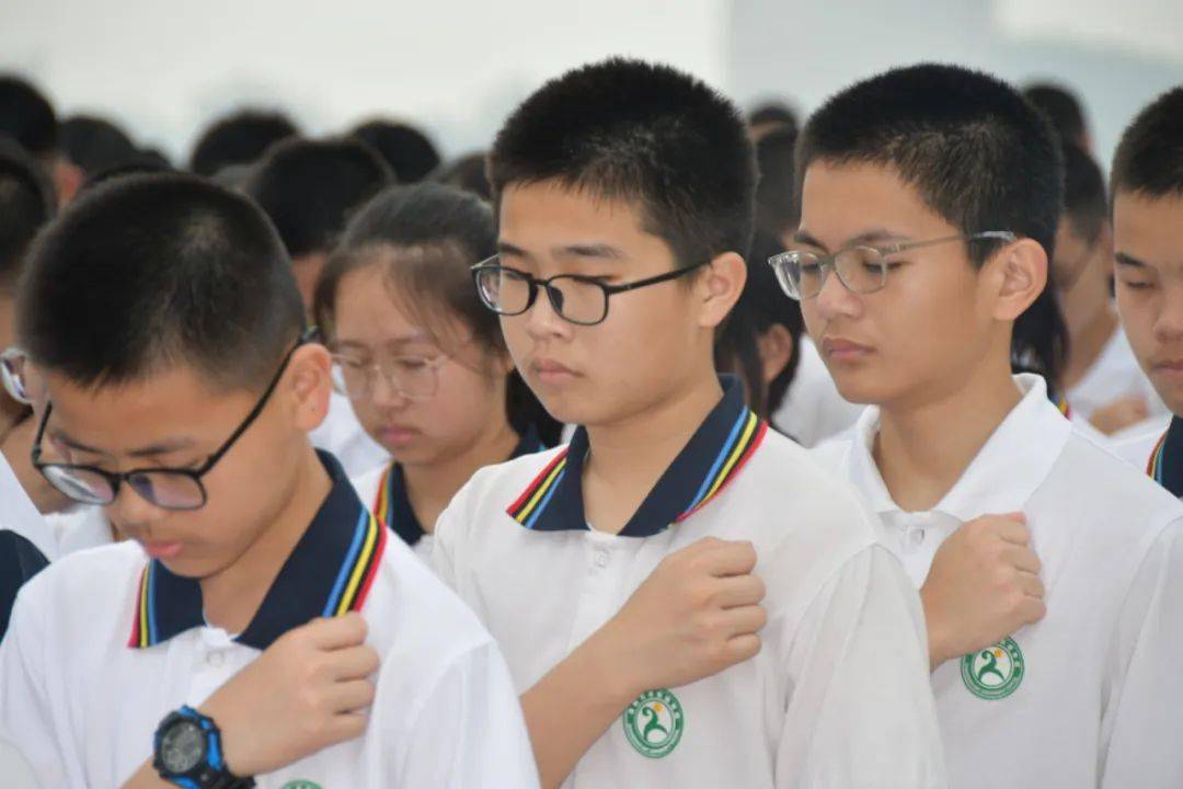 4月5日上午,漳州艺术实验学校2000名师生来到漳州市烈士陵园,向革命