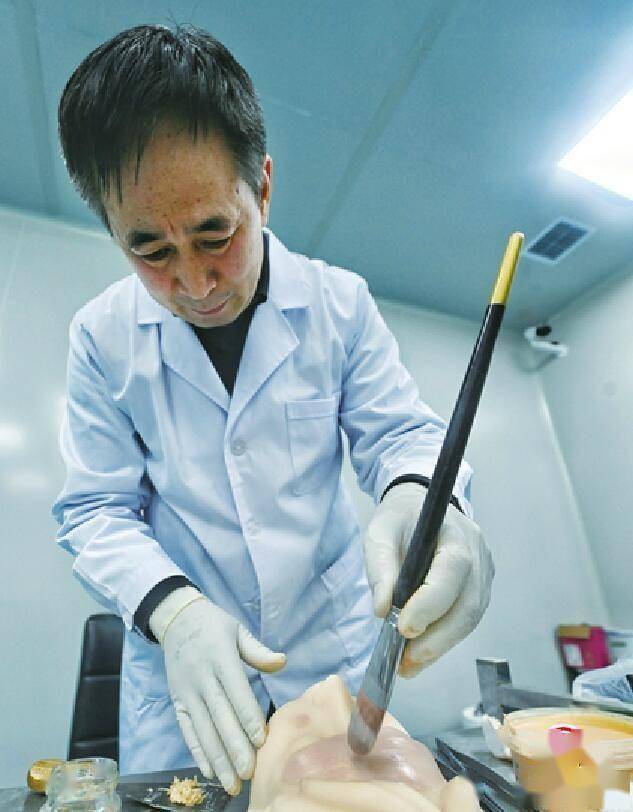 遗容修复师毕爱胜:给逝者体面的告别_进行_遗体_工具箱