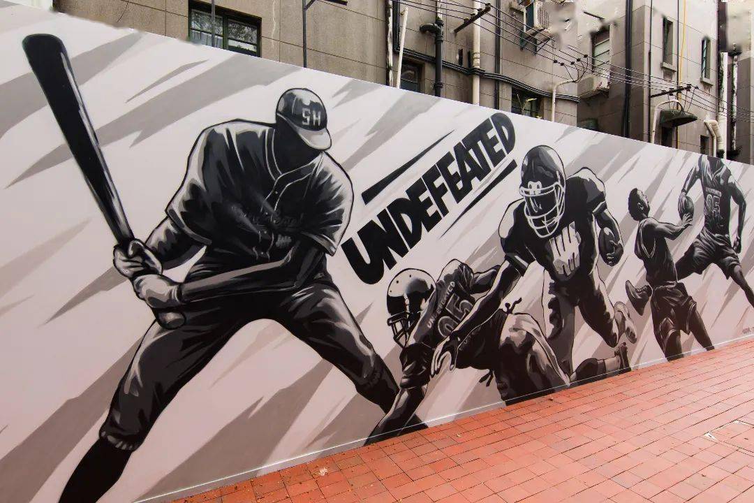 比如你看今天入口处现场的涂鸦墙,上面是棒球;后院是篮球场;二层有玩