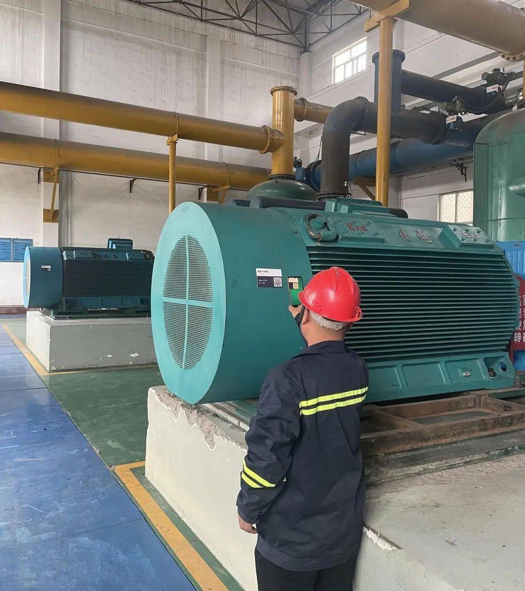 "近日,在古城煤矿副井瓦斯地面泵站现场,班长纪晨辉扫描二维码后