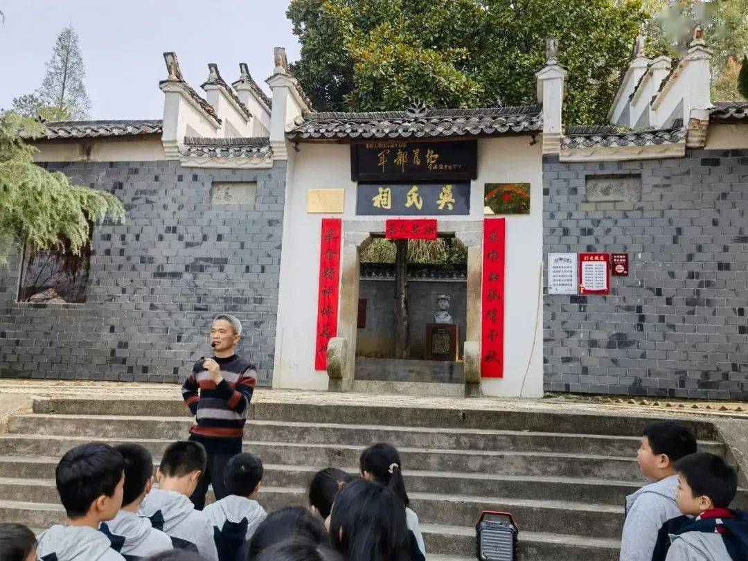 3月30日,黄梅县滨河中学前往杉木乡邓雅声烈士陵园开展"清明追思,缅怀