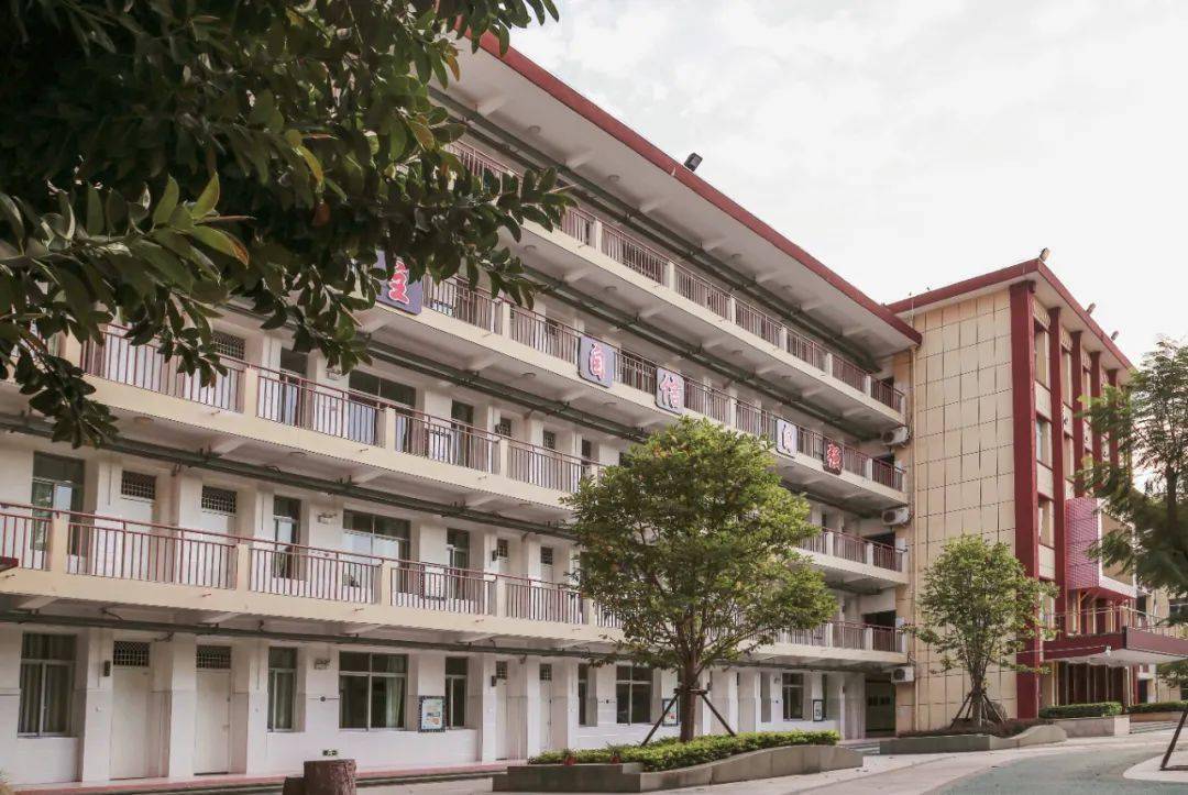 以"博爱,博学"为校训的闽侯县实验小学(以下简称闽侯实小),始终坚持"