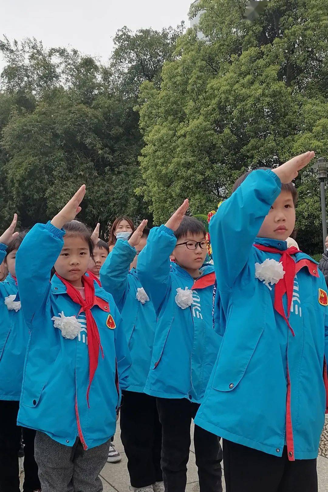 清明祭英烈|江西省中小學共青團員,少先隊員在行動(一)_烈士陵園_活動