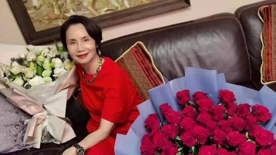 央视徐俐退休后在农田玩耍,打扮不像62岁,手戴大宝石戒指真抢镜_效果