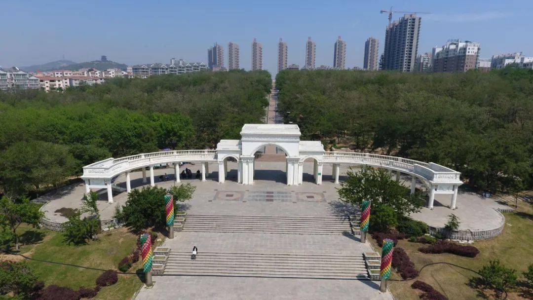 aaa级景区,碧霞山公园毗临营口开发区世纪广场,因山顶有清乾隆年间