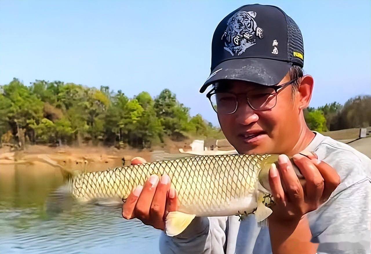 垂釣大師劉志強帶蔡建一起釣魚,力助師父東山再起_比賽_競技_徒弟