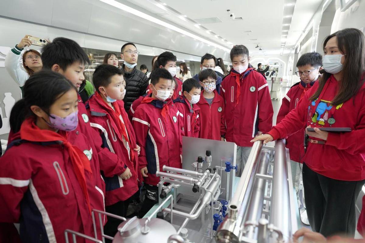 武汉市江岸区博雅小学开启蒙牛工厂学生奶的"奇幻之旅"_低温_酸奶
