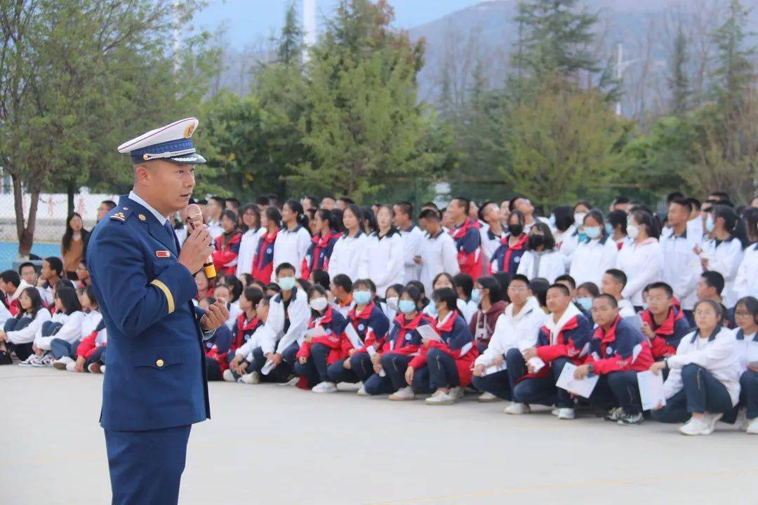 鹤庆一中"点亮安全的灯光熄灭火苗的星光在阳光下挥洒热情的汗水在