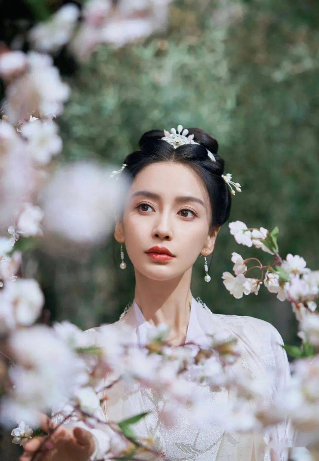 杨颖粉衣路透 与樱花同框眉目精致俏丽_照片_来源_娱乐