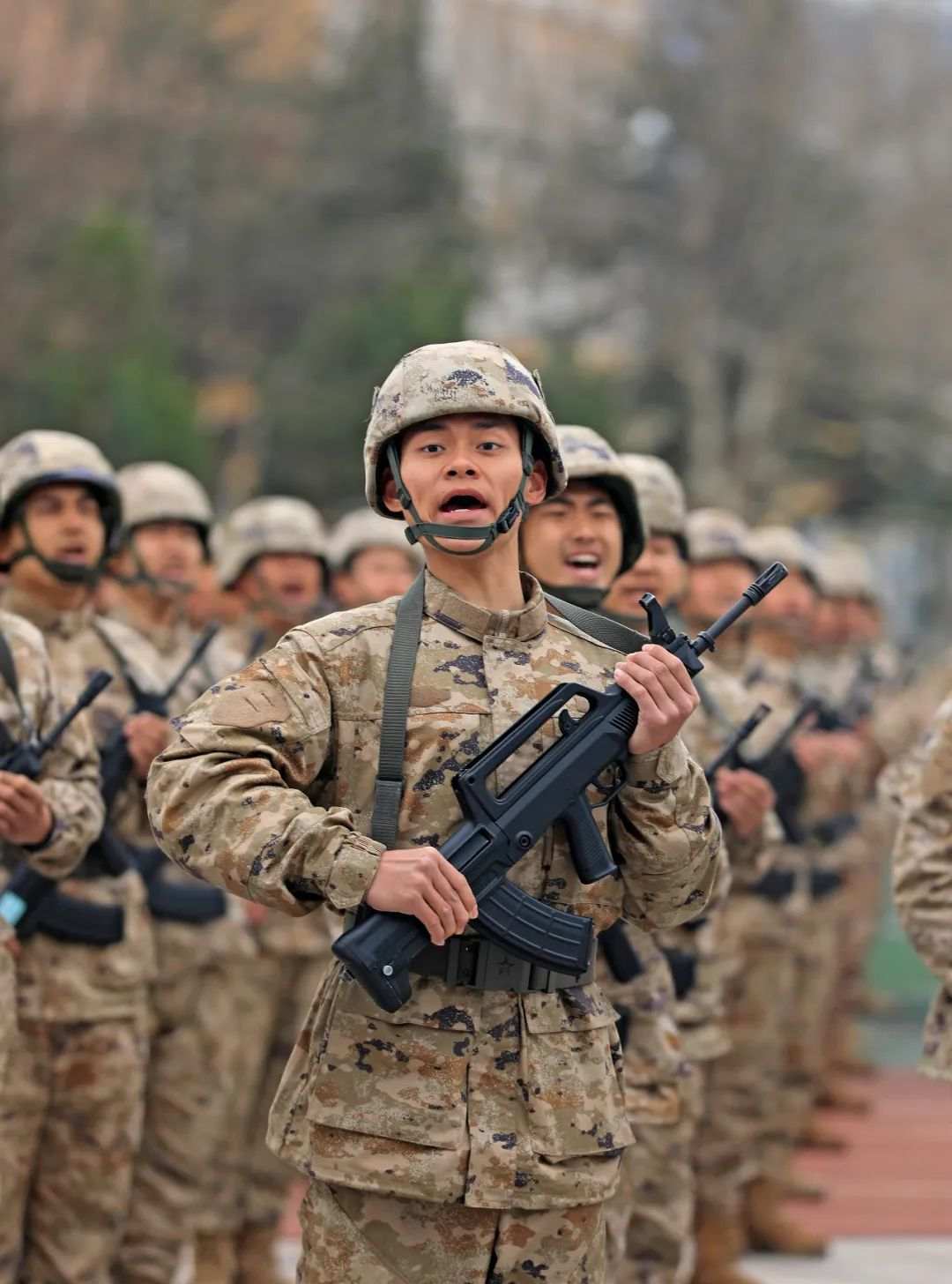 千名新兵迎来专属"成人礼"_钢枪_军人_仪式