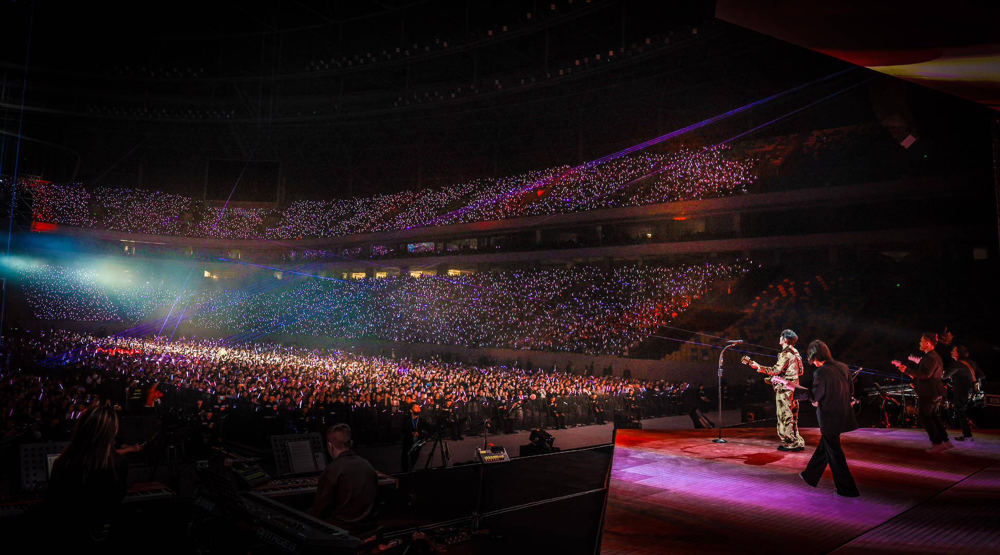 李荣浩超万人大型演唱会成都唱响 歌迷听着《乌梅子酱》向爱人求婚_演出_李白_演艺