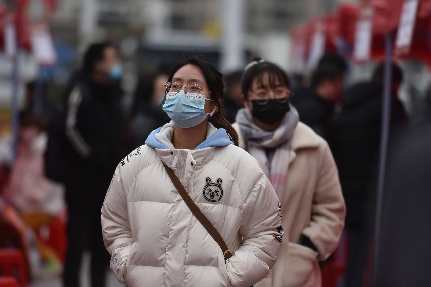 “主管是想逼我去职”！月薪2万员工“不平从工做摆设”被辞退，法院判了：公司违法，补偿98万