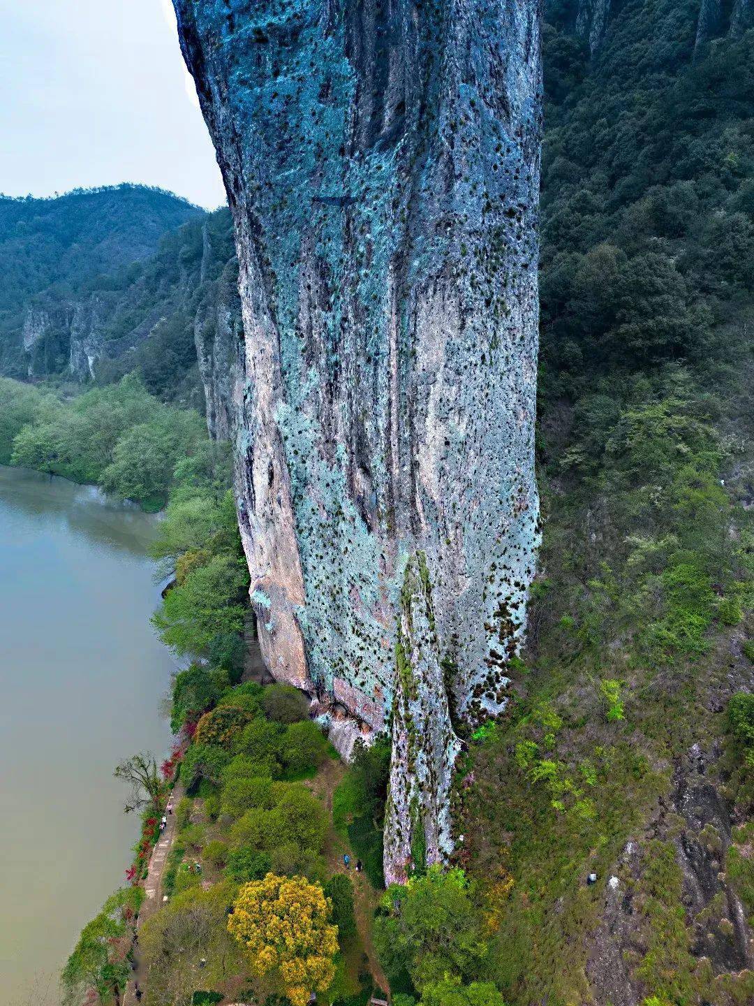 我從景區大門行走至鼎湖大橋,站在橋上往東望,步虛