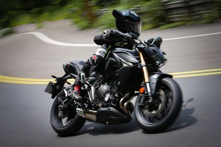 光阳跨骑k-rider 400新价格太卷了吧!/飞贼想劫掠摩托车却被一秒反鲨.