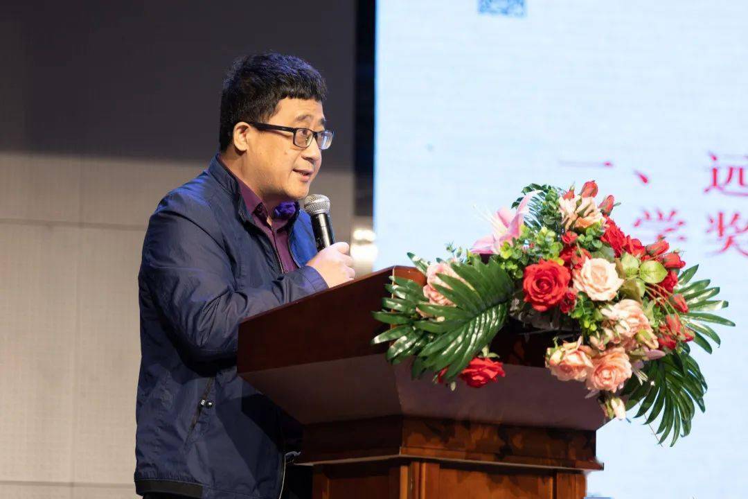 于涛作《拔尖创新人才培养的行与思》主题分享二是理论与实践相结合