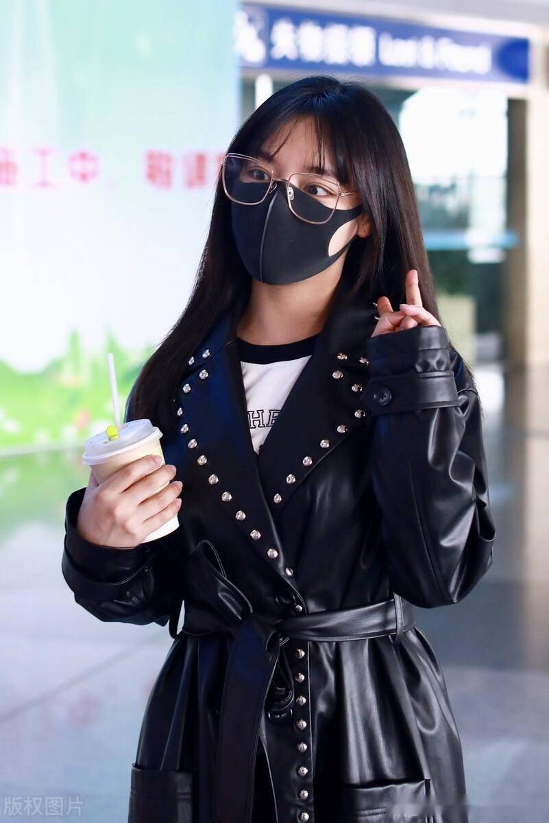 黄霄云现身北京机场,黑色皮大衣时尚个性