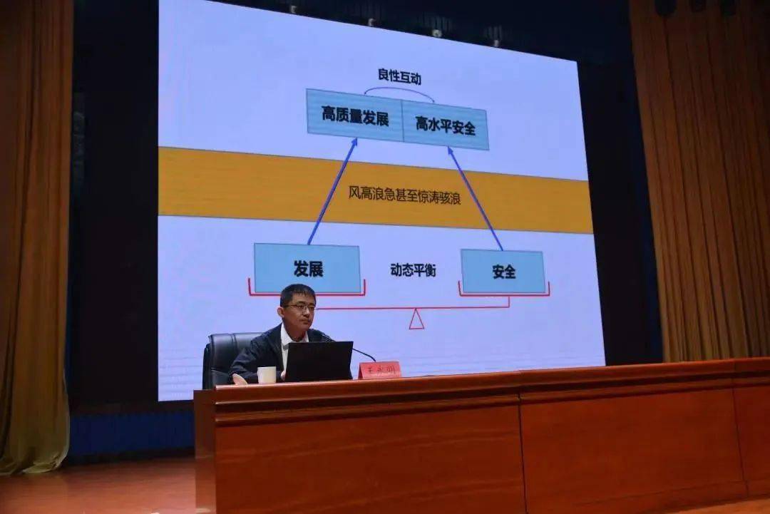 高青县县委书记刘学圣主持报告会